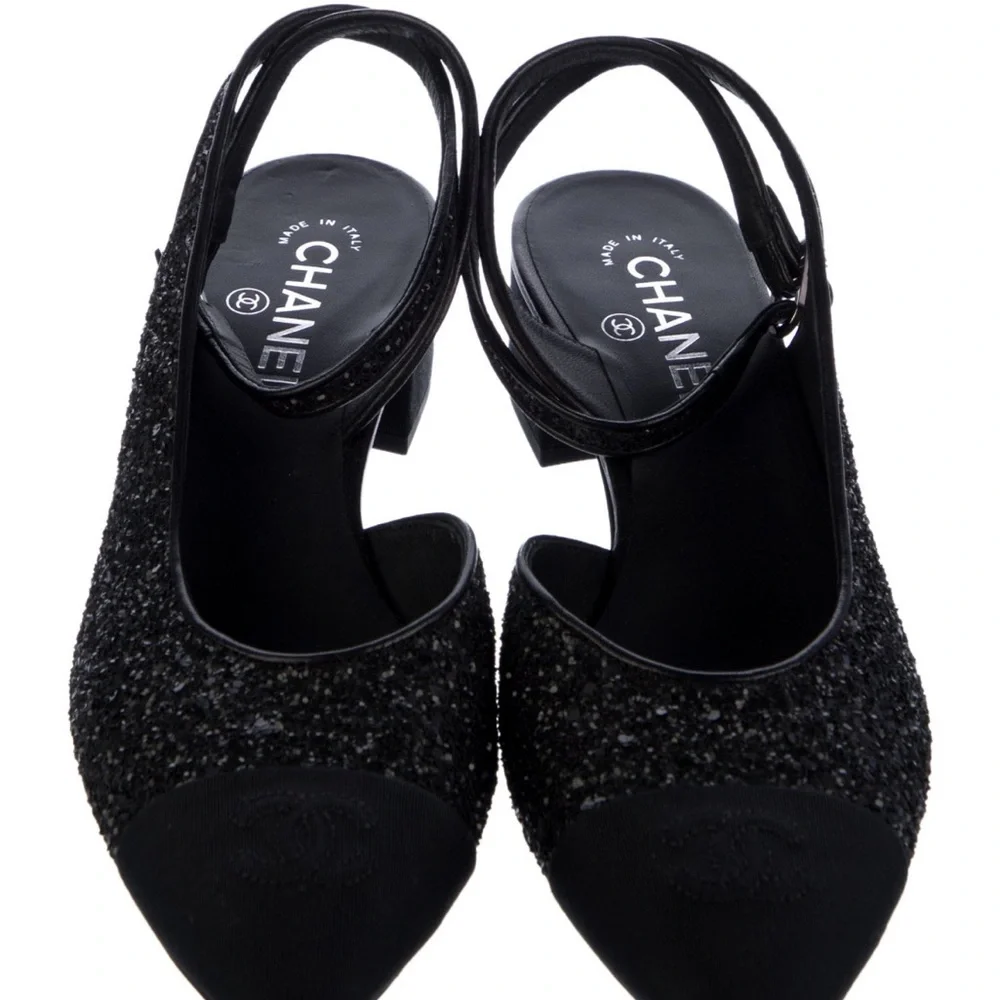 CHANEL CC logo pumps.